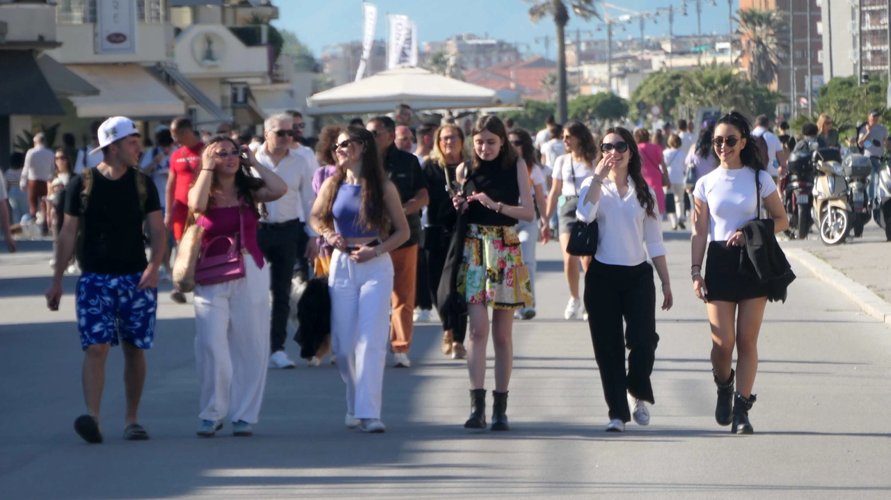 Folla di turisti per questo ponte del Primo maggio a Viareggio e in Verslia (Foto Umicini) Folla di turisti per questo ponte del Primo maggio a Viareggio e in Verslia (Foto Umicini)