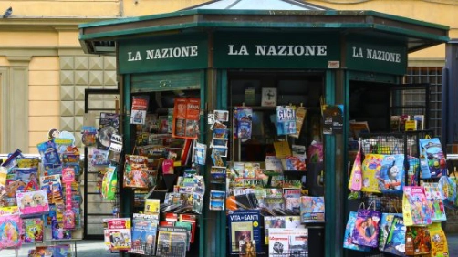 Un'edicola in una foto di repertorio. A Scandicci riapre un punto vendita giornali anche dopo l'interessamento della sindaca in seguito alla lettera di una cittadina Un'edicola in una foto di repertorio. A Scandicci riapre un punto vendita giornali anche dopo l'interessamento della sindaca in seguito alla lettera di una cittadina
