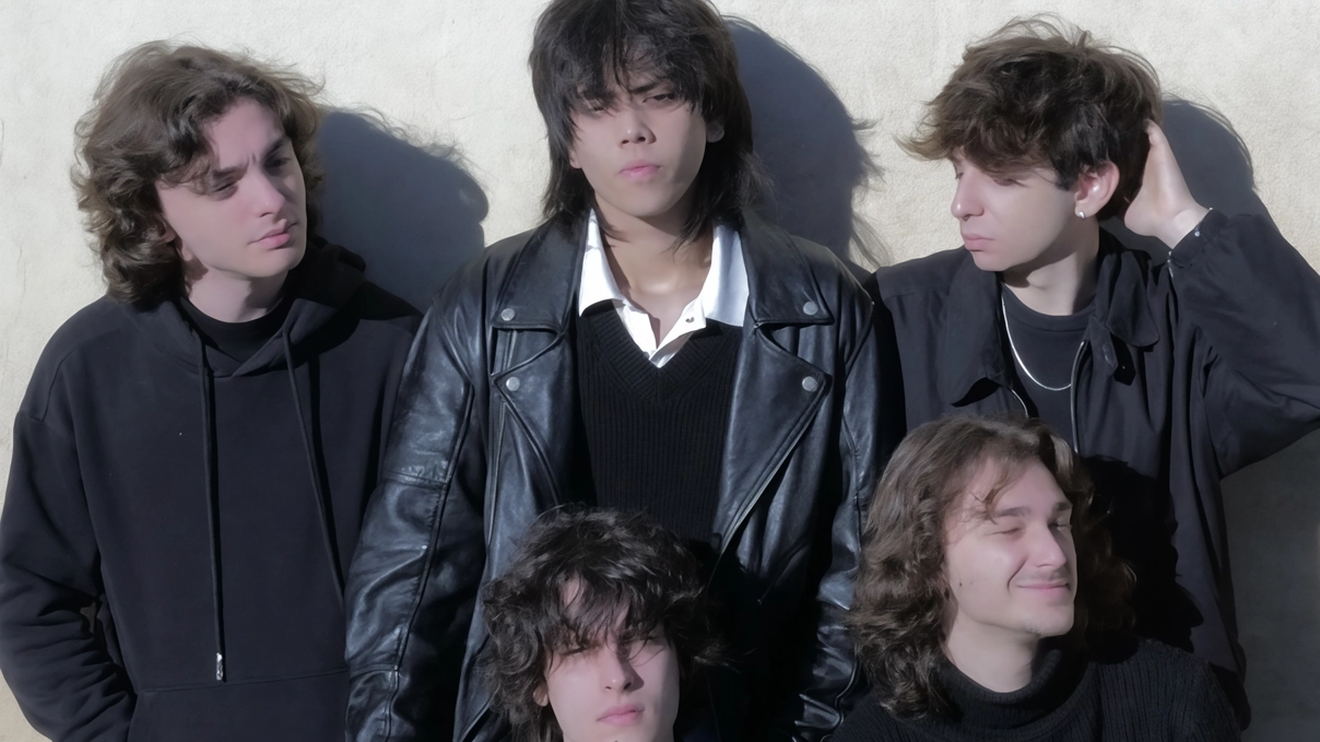 La band aretina Reveu vince il College Clash e si esibirà al Firenze Rocks 2025, dopo aver superato 5 eliminatorie e 2 semifinali tra oltre 100 concorrenti toscani. Composta da giovani talenti, la band suona un rock eclettico e si prepara a salire sul palco di grandi nomi internazionali. La band aretina Reveu vince il College Clash e si esibirà al Firenze Rocks 2025, dopo aver superato 5 eliminatorie e 2 semifinali tra oltre 100 concorrenti toscani. Composta da giovani talenti, la band suona un rock eclettico e si prepara a salire sul palco di grandi nomi internazionali.