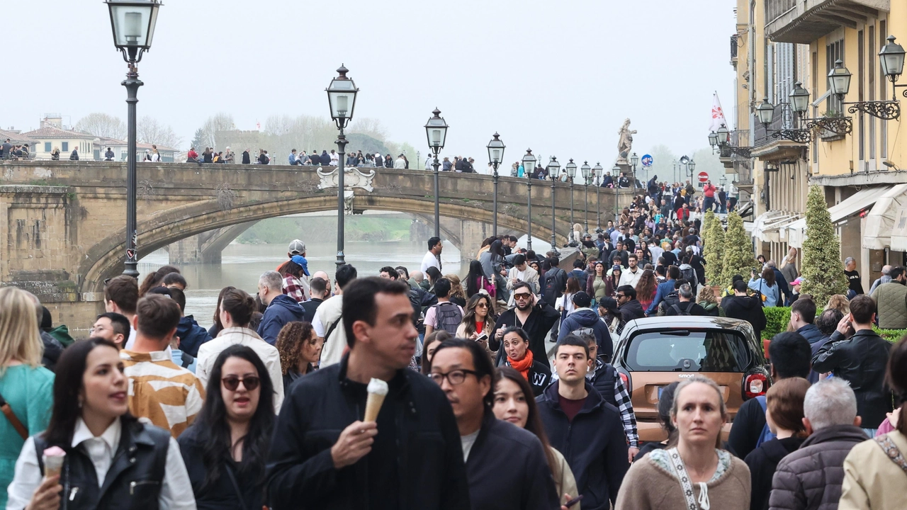 Pasqua, turisti affollano le vie del centro a Firenze (Foto Giuseppe Cabras / New Press Photo)