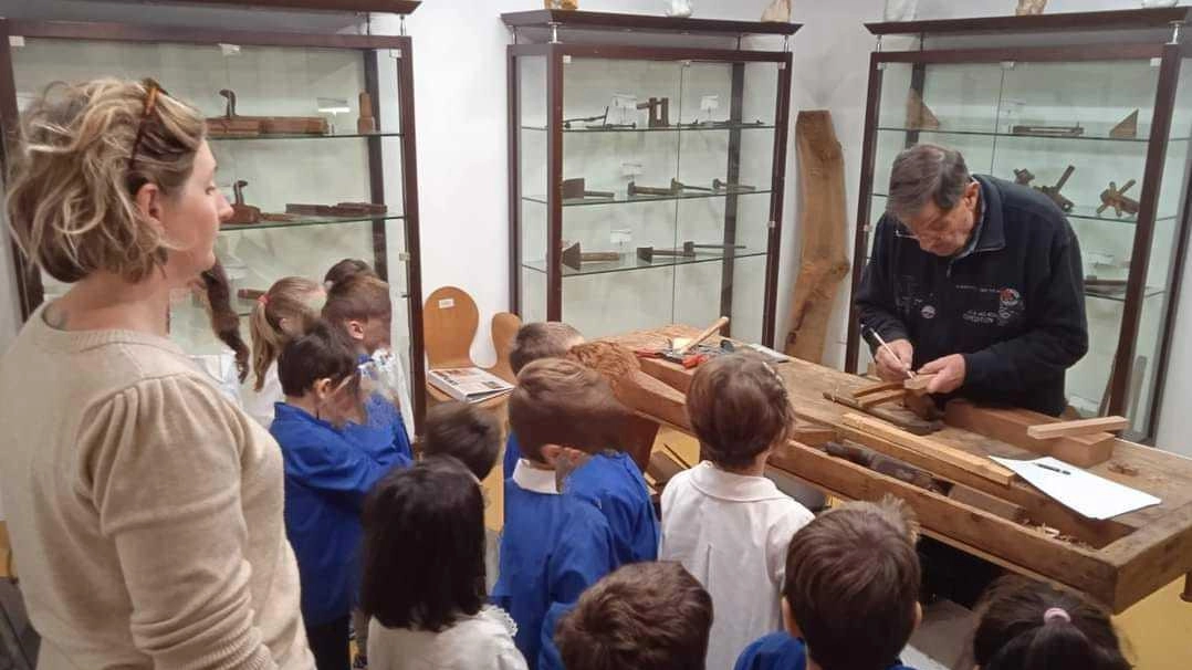 Uno degli artigiani ponsacchini che in passato hanno coinvolto le scolaresche nel percorso laboratoriale del museo del legno Uno degli artigiani ponsacchini che in passato hanno coinvolto le scolaresche nel percorso laboratoriale del museo del legno