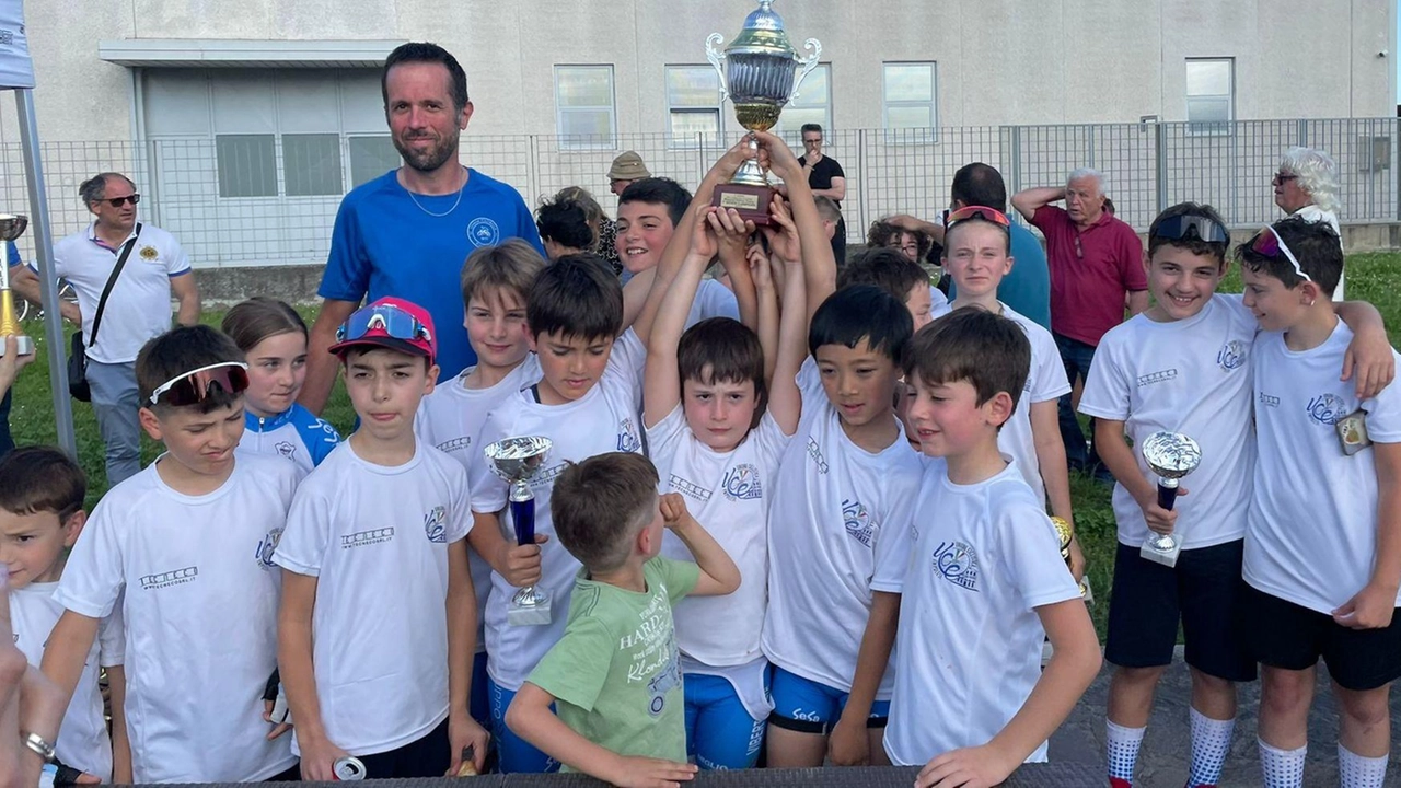 La squadra Giovanissimi della Uc Empolese trionfa a Scandicci, mentre gli Esordienti brillano a Novi di Modena e alla Coppa Bonechi. La squadra Giovanissimi della Uc Empolese trionfa a Scandicci, mentre gli Esordienti brillano a Novi di Modena e alla Coppa Bonechi.