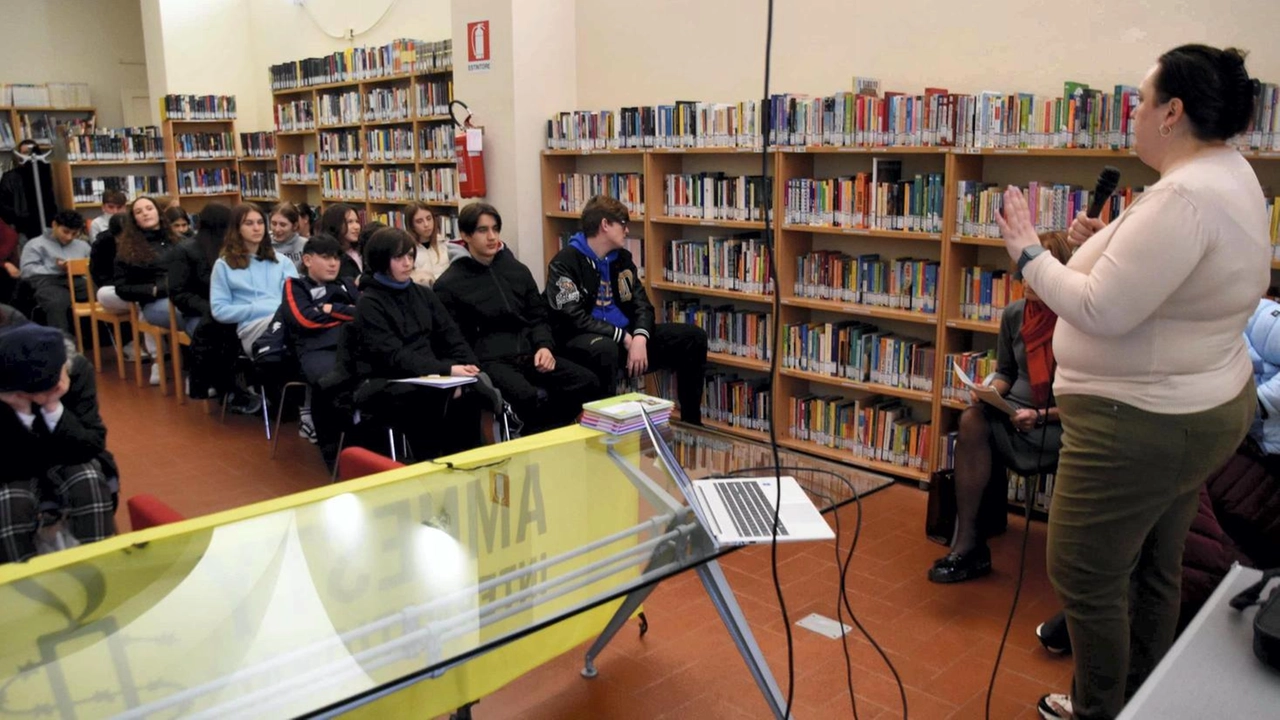 Le manifestazioni si sono aperte in biblioteca per un’iniziativa rivolta agli studenti delle scuole. E proprio i giovani sono stati protagonisti in centro a Pietrasanta per dire no a ogni forma di violenza.
