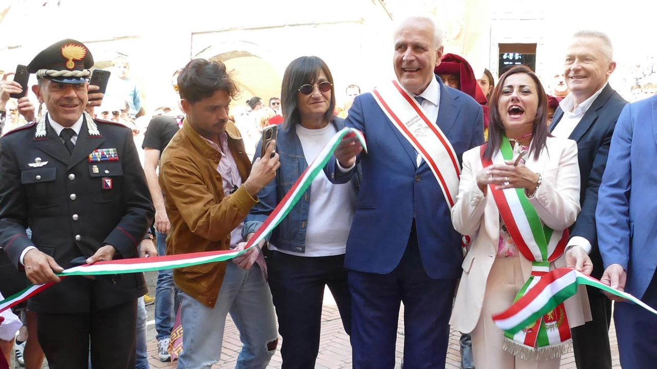 Il governatore Giani apre la festa con la sindaca Casini e il prefetto Di Nuzzo Il governatore Giani apre la festa con la sindaca Casini e il prefetto Di Nuzzo