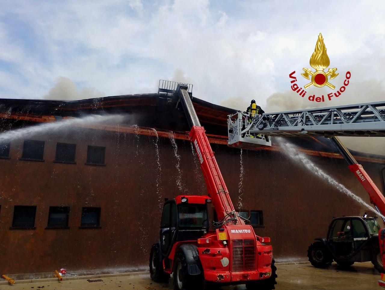 fiamme all8217azienda agricola vigili del fuoco al lavoro per ore