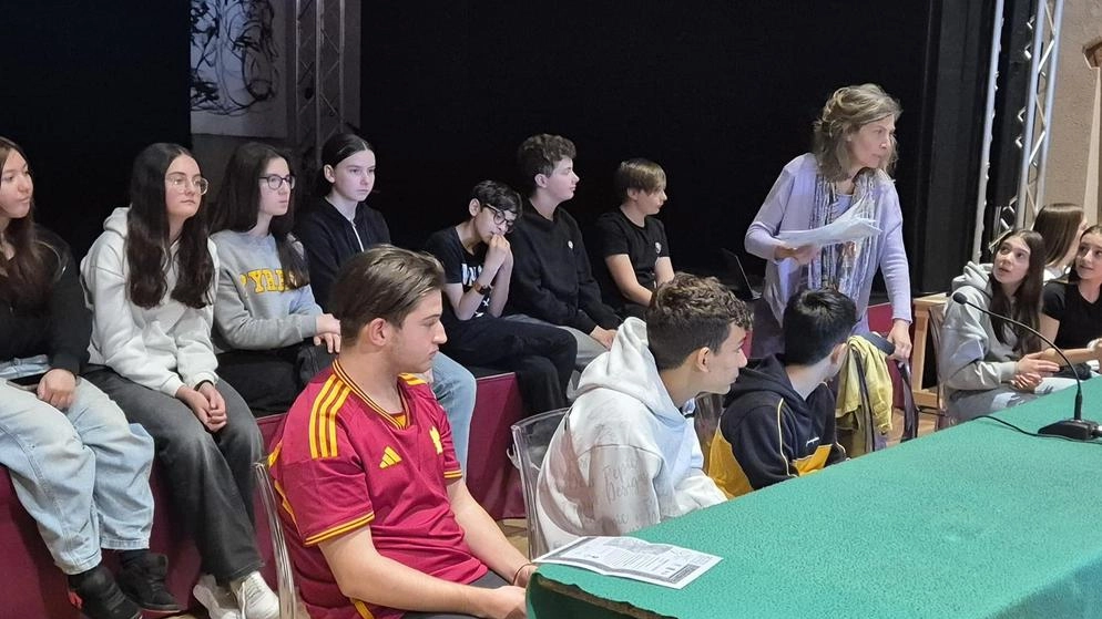 La presentazione del progetto sull’Archiano portato avanti dagli studenti casentinesi; i giovanissimi vedono il corso d’acqua non come un nemico da temer ma, proprio come facevano i loro nonni e bisnonni, come un punto di attrazione La presentazione del progetto sull’Archiano portato avanti dagli studenti casentinesi; i giovanissimi vedono il corso d’acqua non come un nemico da temer ma, proprio come facevano i loro nonni e bisnonni, come un punto di attrazione