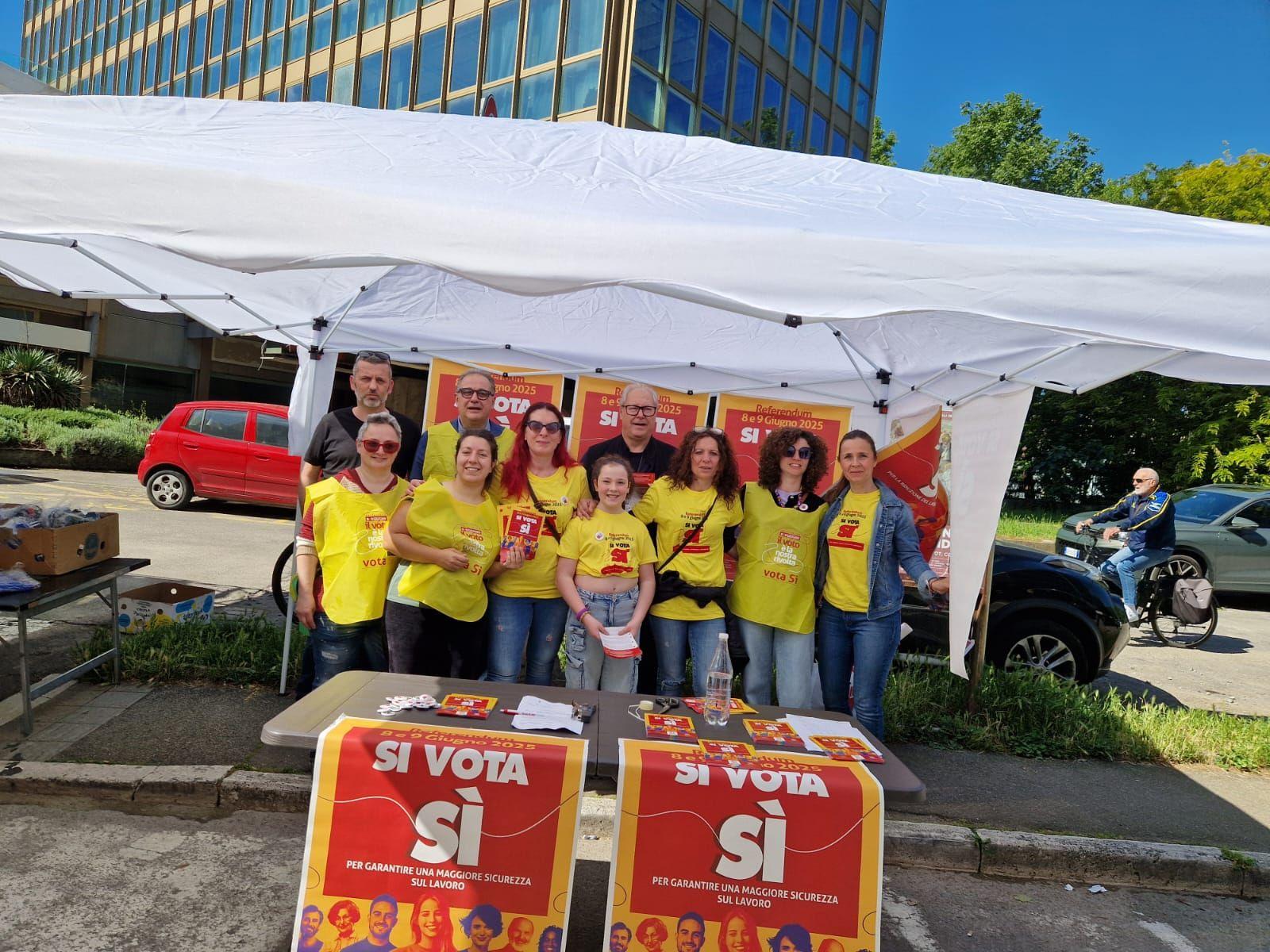 Informazione sui 5 referendum ai mercati di Arezzo e San Giovanni Valdarno Informazione sui 5 referendum ai mercati di Arezzo e San Giovanni Valdarno