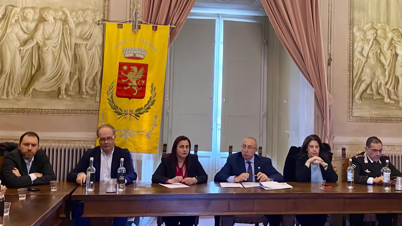 La tavola rotonda in Comune tra sindaci e. forze dell’ordine La tavola rotonda in Comune tra sindaci e. forze dell’ordine