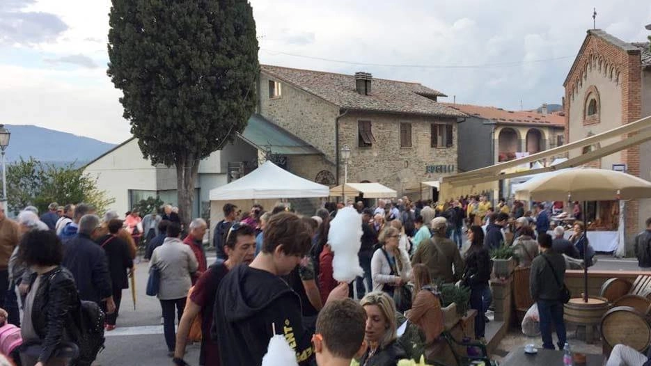 Un’immagine di una passata edizione della «Festa della. Castagna» in programma in questi. giorni a Monticello Amiata Un’immagine di una passata edizione della «Festa della. Castagna» in programma in questi. giorni a Monticello Amiata
