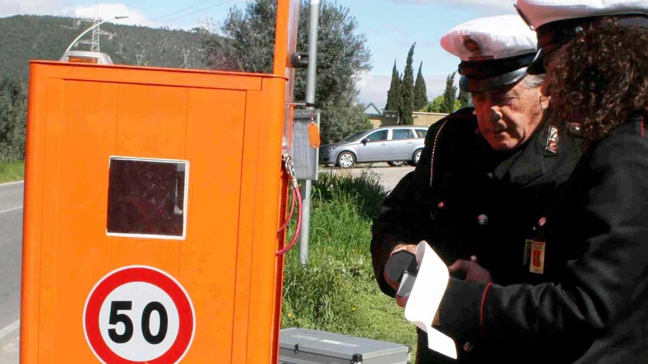 Agenti della polizia municipale durante un controllo in strada (foto d’archivio) Agenti della polizia municipale durante un controllo in strada (foto d’archivio)