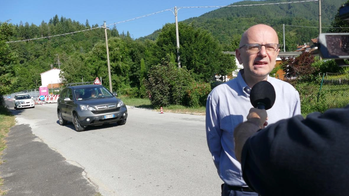 Il sindaco di San Marcello Piteglio e presidente della Provincia Luca Marmo intervistato dall’inviato del Tg4, sui tempi dei lavori Il sindaco di San Marcello Piteglio e presidente della Provincia Luca Marmo intervistato dall’inviato del Tg4, sui tempi dei lavori