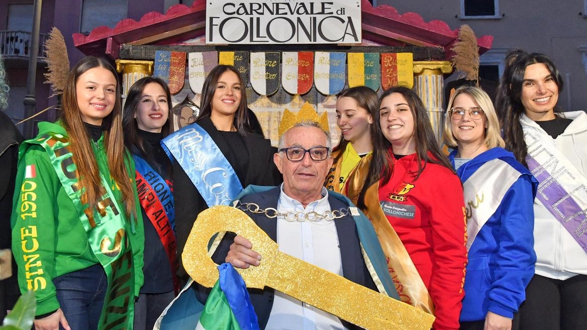 Le otto reginette del Carnevale di Follonica insieme a Re Carnevale nel giorno del suo arrivo nel Golfo Le otto reginette del Carnevale di Follonica insieme a Re Carnevale nel giorno del suo arrivo nel Golfo
