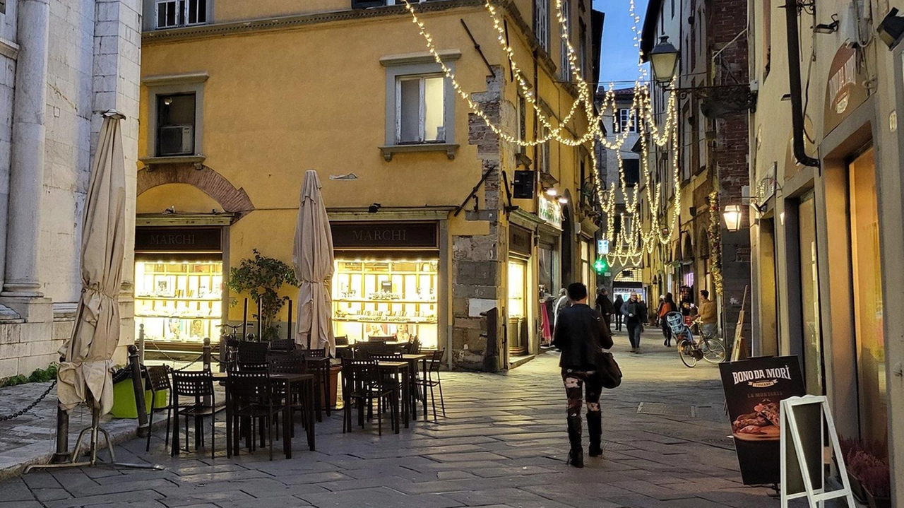 L’esterno della pizzeria Pellegrini, qui nel periodo natalizio