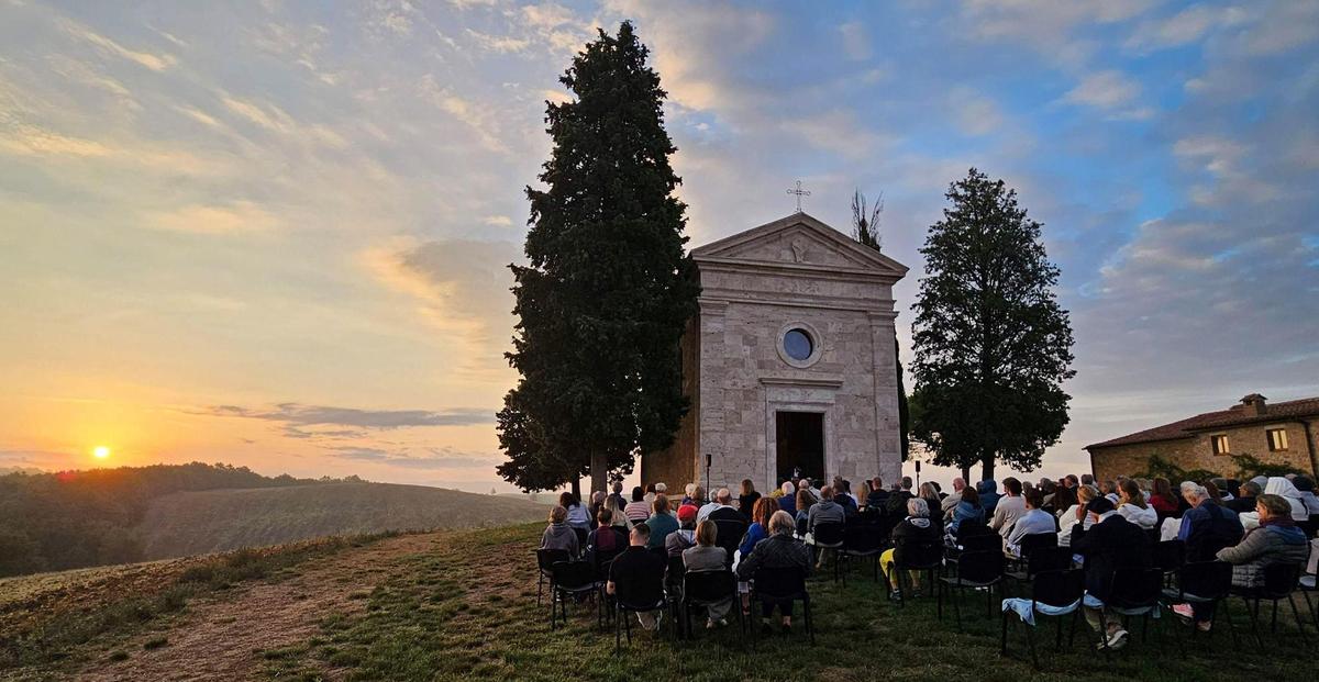 https://www.lanazione.it/image-service/view/acePublic/alias/contentid/NjI0Mzk5MDQtZTExYS00/0/sulle-note-di-bach-a-vitaleta-il-concerto-allalba-scalda-cuori.jpeg?f=1.91:1&w=1200