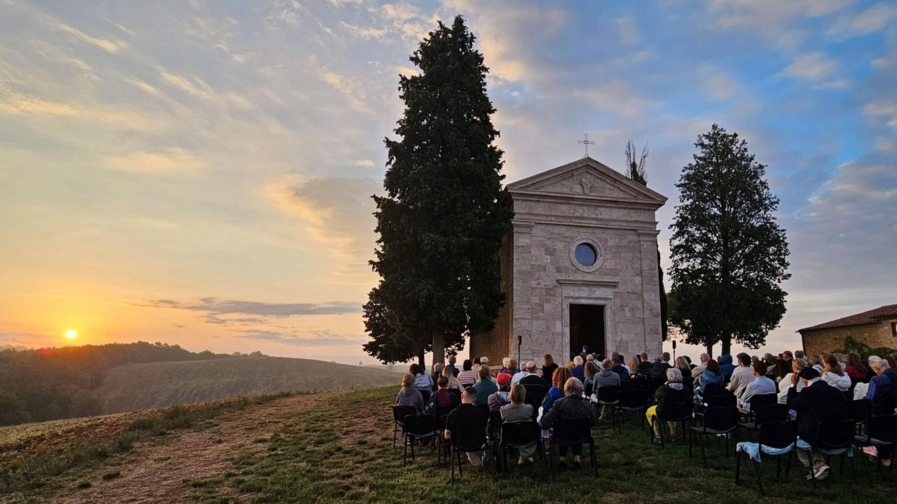 L’irresistibile bellezza della Val d’Orcia; il fascino del sorgere del sole sul profilo delle colline; il richiamo esercitato da un... L’irresistibile bellezza della Val d’Orcia; il fascino del sorgere del sole sul profilo delle colline; il richiamo esercitato da un...