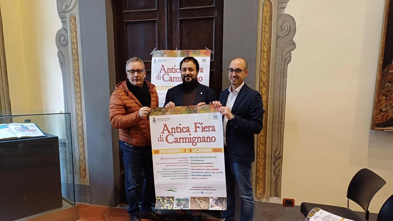 Il sindaco Edoardo Prestanti tra l’assessore Dario Di Giacomo e Gianni Rosati, consigliere della Pro Loco alla presentazione della fiera di Carmignano. Sul retro del Comune ci saranno i Falconieri con i rapaci, poi visite guidate al museo della vite e del vino Il sindaco Edoardo Prestanti tra l’assessore Dario Di Giacomo e Gianni Rosati, consigliere della Pro Loco alla presentazione della fiera di Carmignano. Sul retro del Comune ci saranno i Falconieri con i rapaci, poi visite guidate al museo della vite e del vino