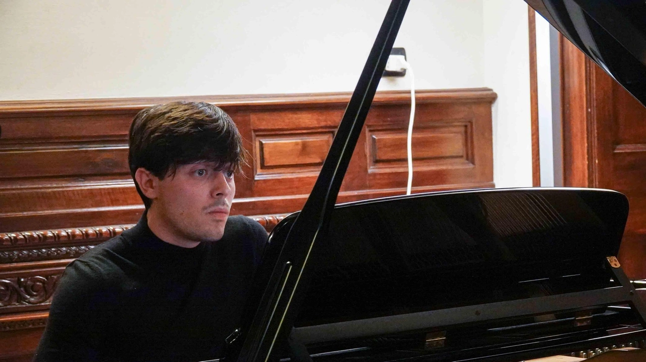 Il pianista sarzanese Carlo Solinas durante un’esibizione al Conservatorio Puccini Il pianista sarzanese Carlo Solinas durante un’esibizione al Conservatorio Puccini