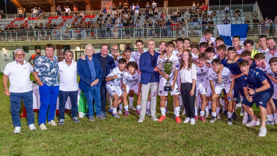 La formazione dell’Empoli che in finale ha battuto 2-0 il Milan vincendo il ’Rocco’ La formazione dell’Empoli che in finale ha battuto 2-0 il Milan vincendo il ’Rocco’