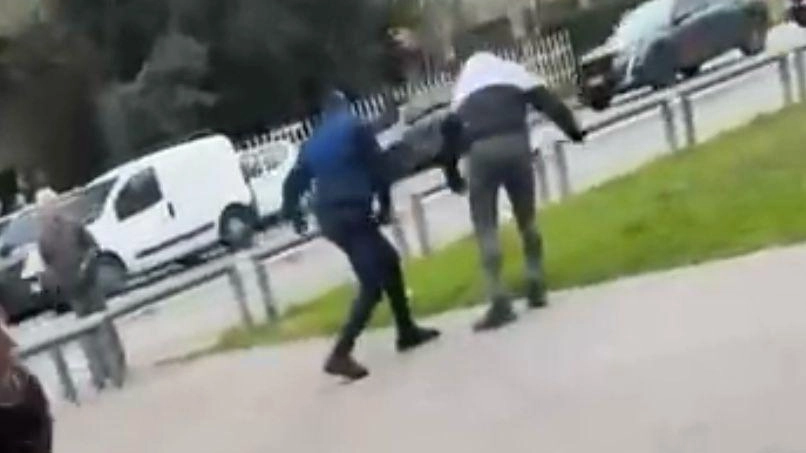 Lite all’esterno dell’Esselunga di via Canova dopo un tentato furto. Scarpellini è stato colpito dalla guardia giurata e trasportato al Torregalli.