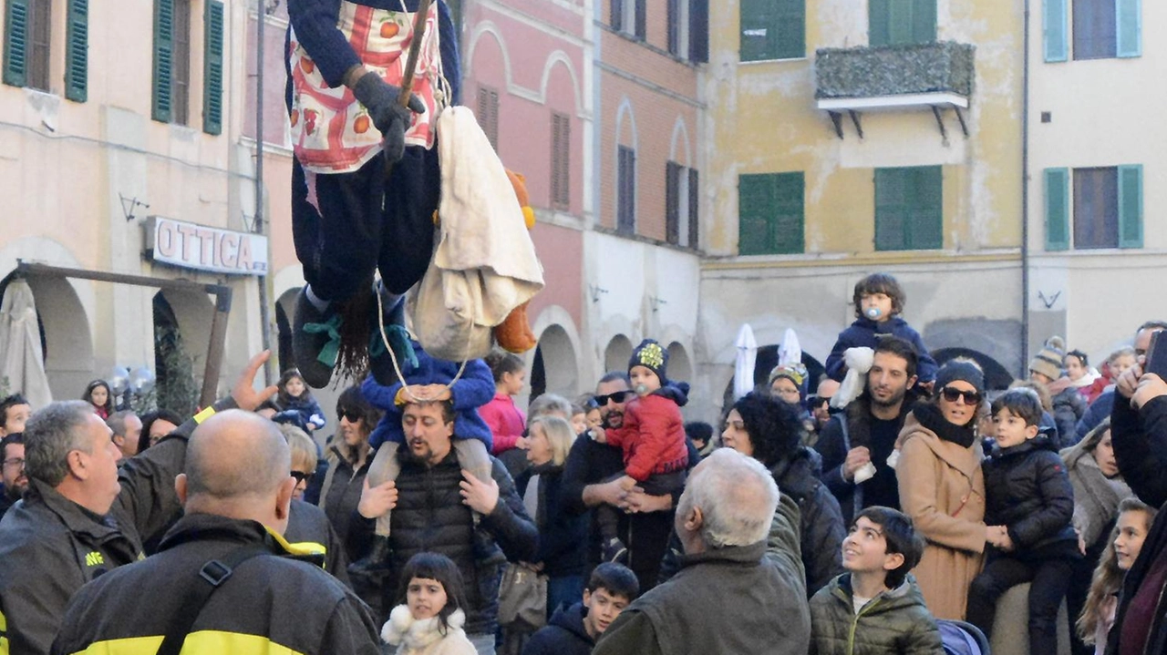 Oggi alle 15 la Befana del Co. mitato per la Vita decollerà a cavallo della scopa dal Palazzo della Provincia e atterrerà in piazza Dante con l’aiuto dei Vigili del fuoco Oggi alle 15 la Befana del Co. mitato per la Vita decollerà a cavallo della scopa dal Palazzo della Provincia e atterrerà in piazza Dante con l’aiuto dei Vigili del fuoco