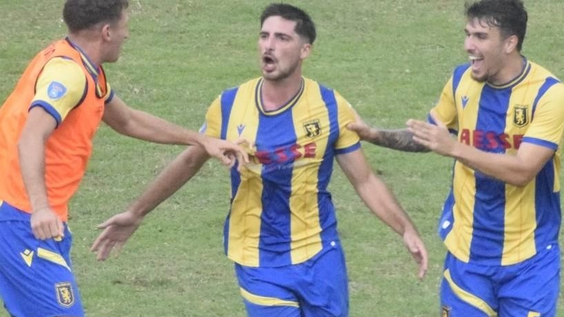 Bruni (al centro) festeggia dopo il gol Bruni (al centro) festeggia dopo il gol