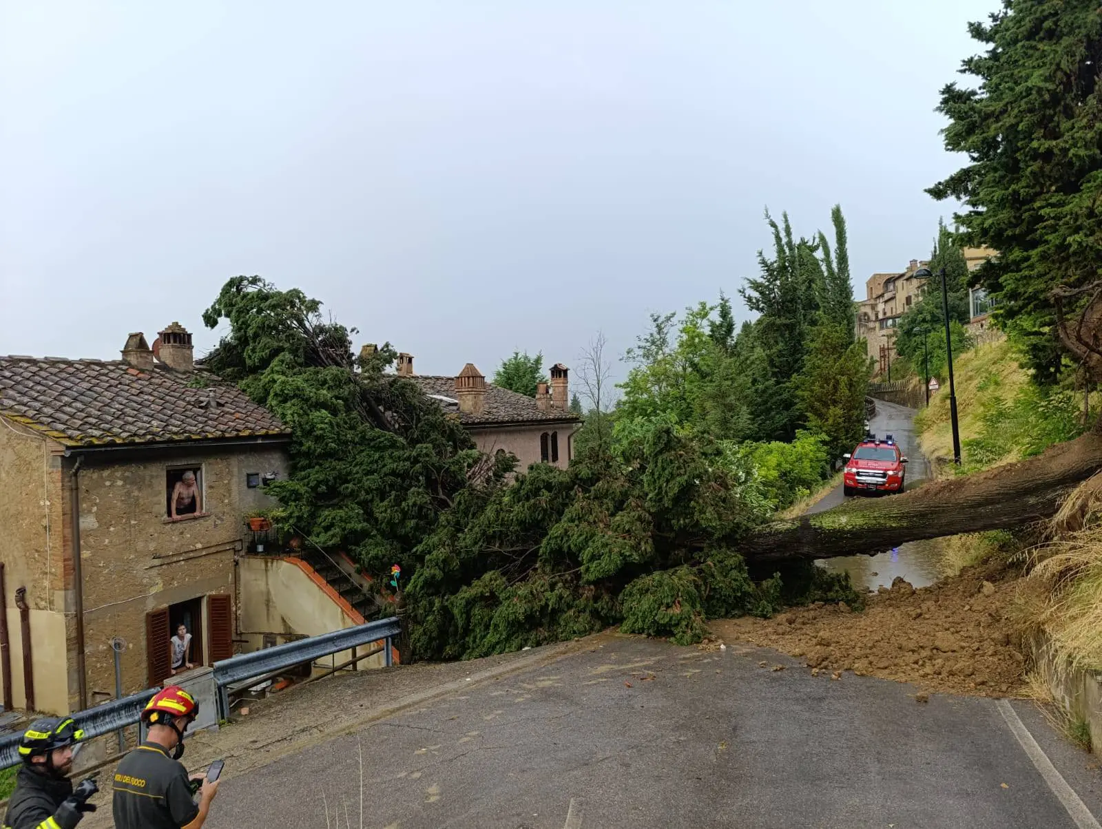 Maltempo, alberi crollati e allagamenti a San Gimignano