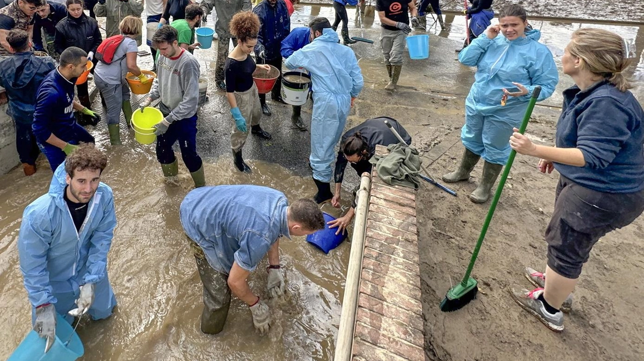 La mobilitazione dei cittadini per togliere il fango dopo l’alluvione del 2023 La mobilitazione dei cittadini per togliere il fango dopo l’alluvione del 2023