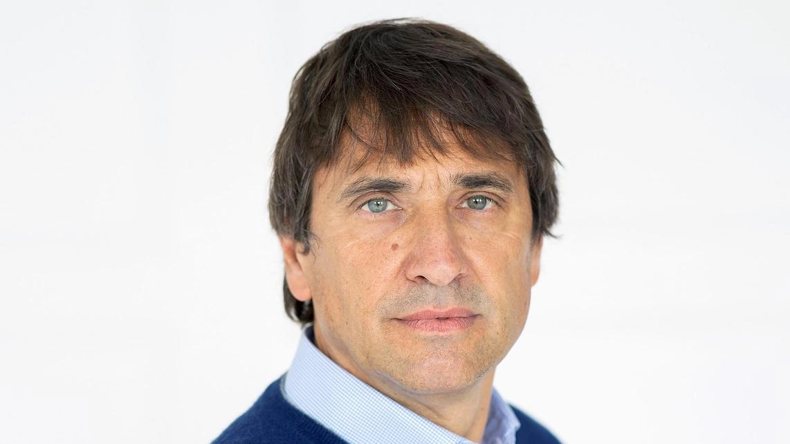 Matteo Lancini discute l'importanza di un nuovo approccio verso gli adolescenti e critica la gestione adulta delle dipendenze tecnologiche. Matteo Lancini discute l'importanza di un nuovo approccio verso gli adolescenti e critica la gestione adulta delle dipendenze tecnologiche.