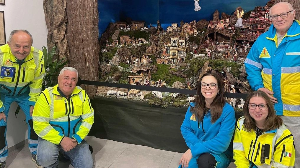 I volontari della Misericordia di Staggia. con il loro presepe artistico e animato I volontari della Misericordia di Staggia. con il loro presepe artistico e animato