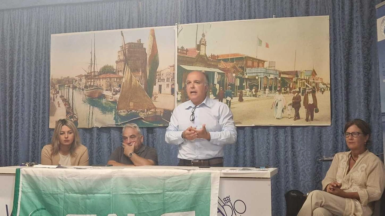 I promotori del referendum ieri mattina al circolo Acrel di Viareggio per lanciare la raccolta firme I promotori del referendum ieri mattina al circolo Acrel di Viareggio per lanciare la raccolta firme