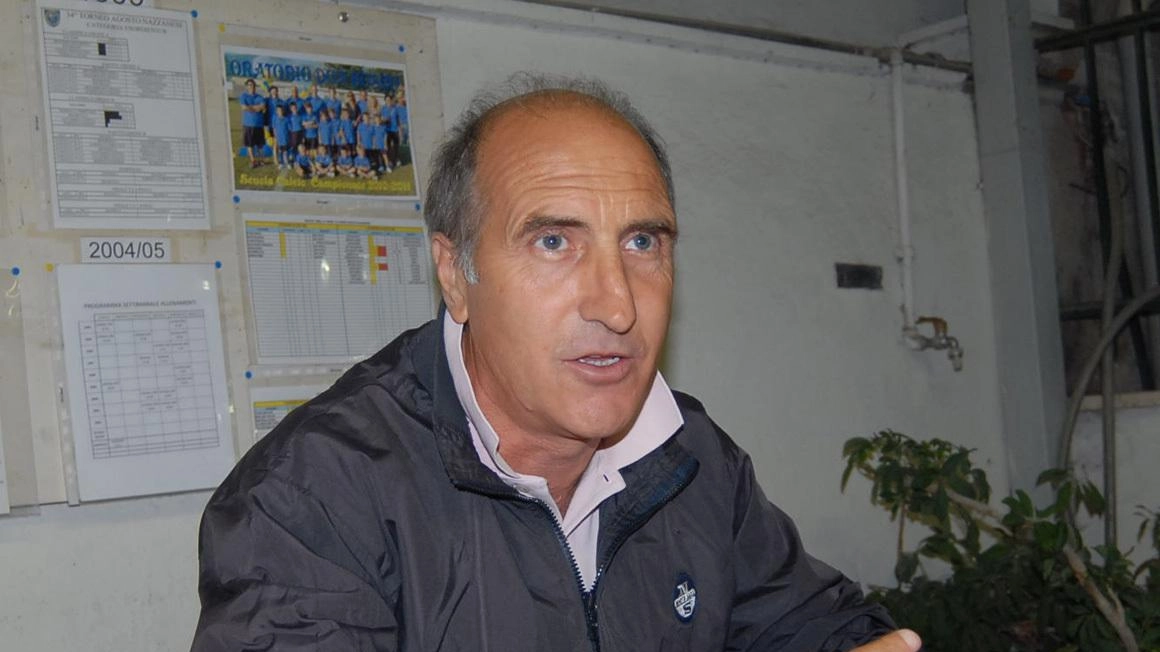 L’amato bomber Marco Cacciatori che si è spento all’età di 69 anni dopo un lungo calvario che non gli impedì una gloriosa carriera calcistica L’amato bomber Marco Cacciatori che si è spento all’età di 69 anni dopo un lungo calvario che non gli impedì una gloriosa carriera calcistica