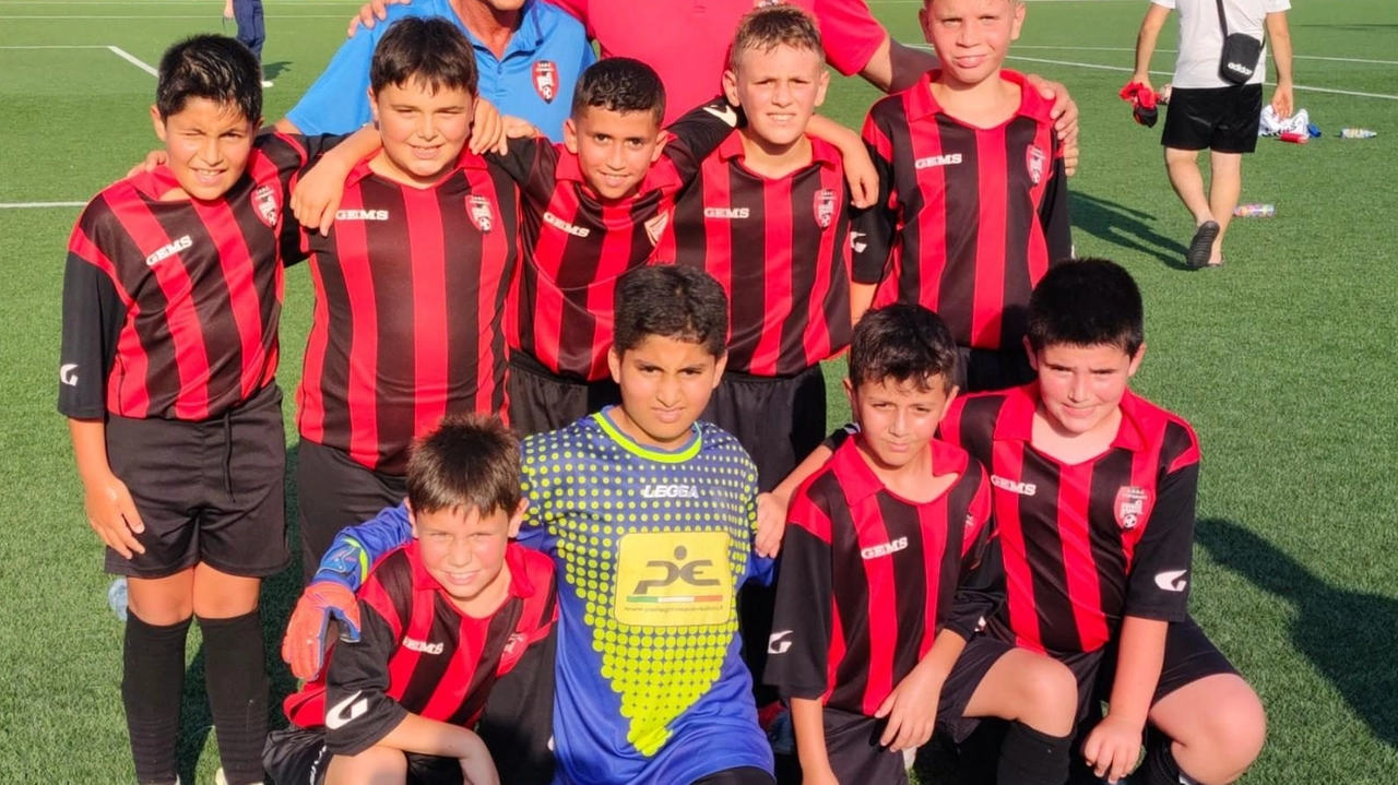 La squadra Pulcini 2015 del Ceparana impegnata nel ’Giugno Canarino’ organizzato dal Canaletto Sepor al campo Tanca La squadra Pulcini 2015 del Ceparana impegnata nel ’Giugno Canarino’ organizzato dal Canaletto Sepor al campo Tanca
