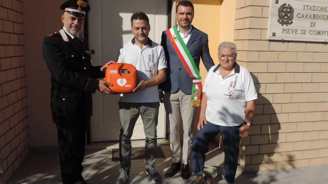Semplice, ma significativa cerimonia, ieri mattina, nella sede del Comando Stazione Carabinieri di Pieve di Compito, in occasione della consegna... Semplice, ma significativa cerimonia, ieri mattina, nella sede del Comando Stazione Carabinieri di Pieve di Compito, in occasione della consegna...