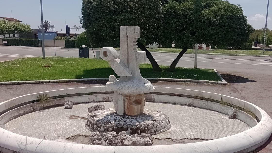 Fontana a secco da un anno: "E ora arrivano i turisti..." Fontana a secco da un anno: "E ora arrivano i turisti..."
