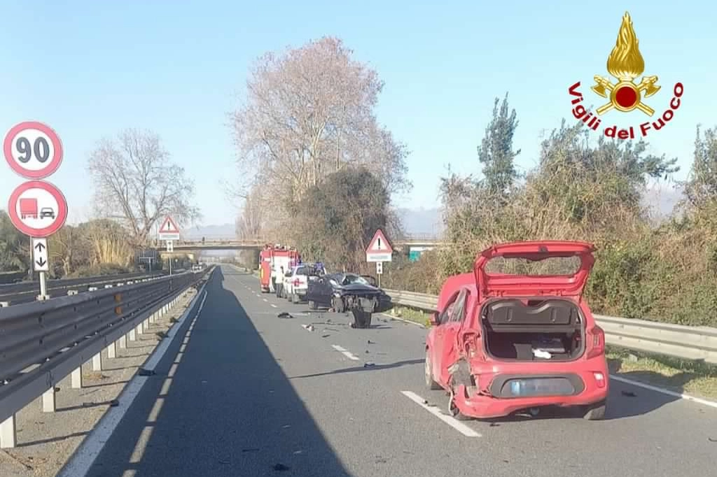 Incidente mortale sulla variante Aurelia in direzione Massa. Perdono la vita madre e figlia di 11 anni. Feriti gli altri due figli e il marito della donna (Foto Vigili del fuoco)
