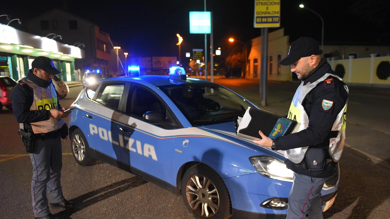 La polizia sta indagando sull’accoltellamento avvenuto in via Monte Matanna e ha già una pista da seguire per rintracciare l’aggressore fuggito via La polizia sta indagando sull’accoltellamento avvenuto in via Monte Matanna e ha già una pista da seguire per rintracciare l’aggressore fuggito via