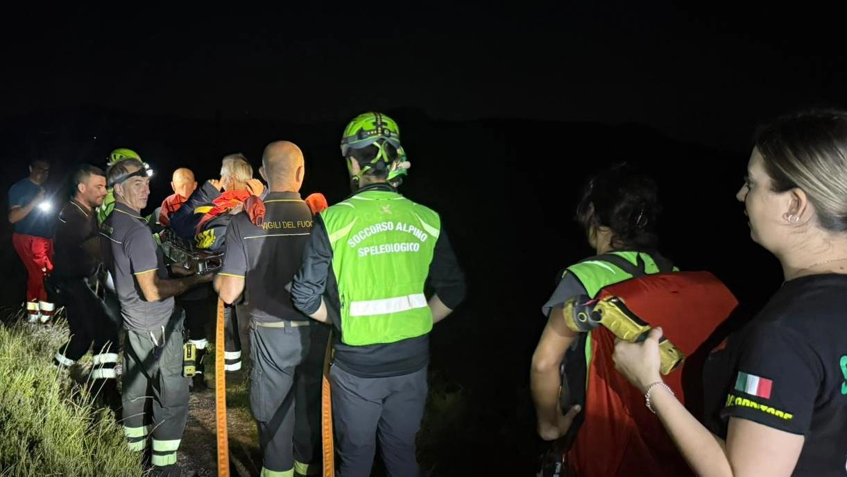 Le squadre di soccorso arrivante nella notte sul sentiero Le squadre di soccorso arrivante nella notte sul sentiero