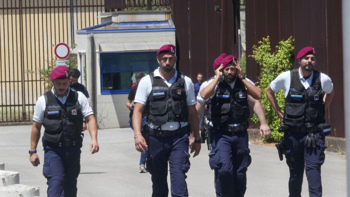 Cellulari e droga in cella. Chiuse le indagini: in 33 sotto inchiesta. Altri nove per i disordini Cellulari e droga in cella. Chiuse le indagini: in 33 sotto inchiesta. Altri nove per i disordini