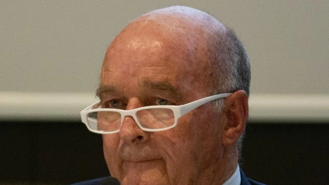 Il presidente dell'Ordine dei Medici di Pisa, Giuseppe Figlini, propone la presenza fissa di forze dell'ordine al Pronto Soccorso per contrastare le continue aggressioni al personale sanitario. Soluzioni complesse e necessità di maggiore sicurezza e risorse nel settore. Il presidente dell'Ordine dei Medici di Pisa, Giuseppe Figlini, propone la presenza fissa di forze dell'ordine al Pronto Soccorso per contrastare le continue aggressioni al personale sanitario. Soluzioni complesse e necessità di maggiore sicurezza e risorse nel settore.