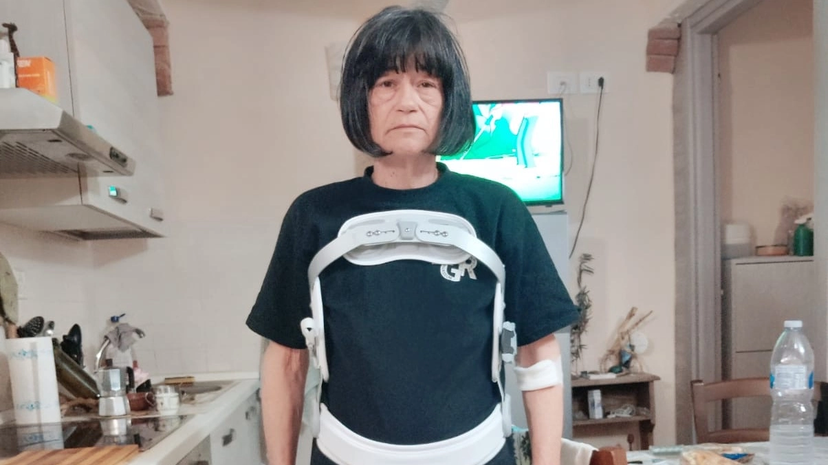 La signora Giovanna Petroccia con il tutore per la vertebra fratturata