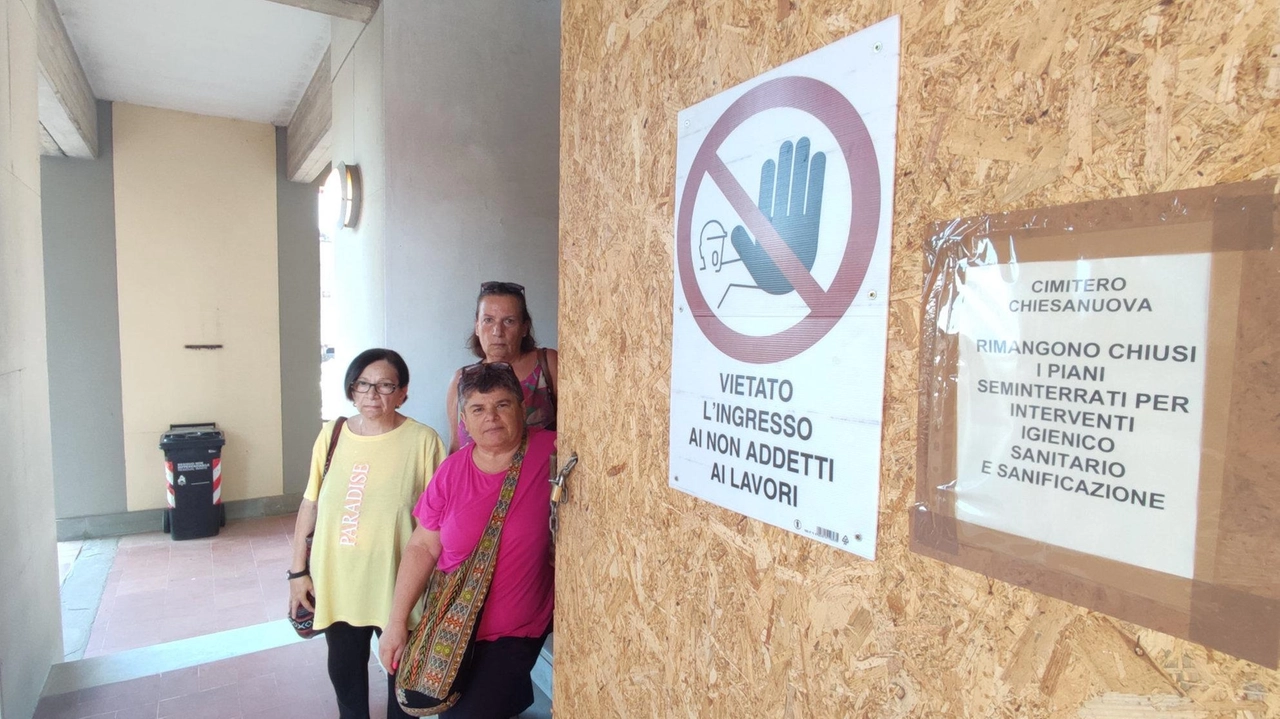 Annunziata Leonelli e le sue amiche di fronte al cancello dei. seminterrati del cimitero di Chiesanuova Foto Attalmi