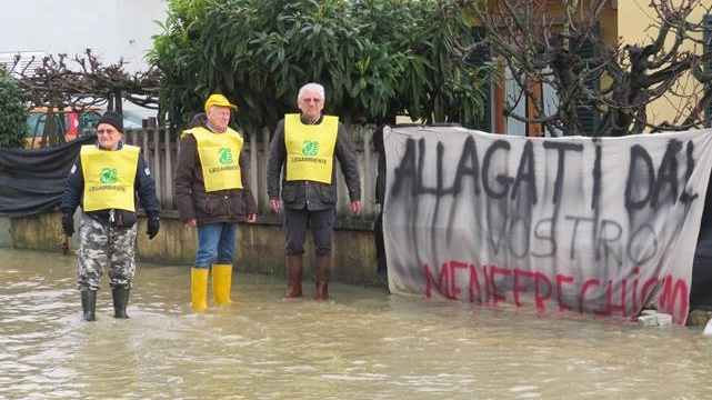 I volontari di Legambiente Quarrata con il presidente Daniele Manetti nelle zone allagate di via di Brana I volontari di Legambiente Quarrata con il presidente Daniele Manetti nelle zone allagate di via di Brana