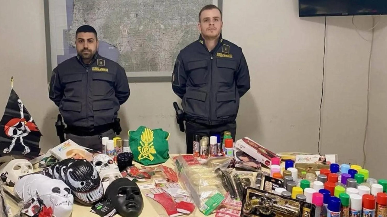 Vestiti, bombolette spray, parrucche e accessori senza le dovute certificazioni. Il personale delle Fiamme gialle toglie dal commercio 1800 articoli. Vestiti, bombolette spray, parrucche e accessori senza le dovute certificazioni. Il personale delle Fiamme gialle toglie dal commercio 1800 articoli.
