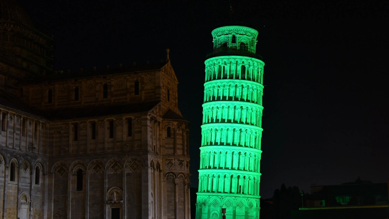 La Torre di Pisa tinta di verde per la notte di San Patrizio La Torre di Pisa tinta di verde per la notte di San Patrizio