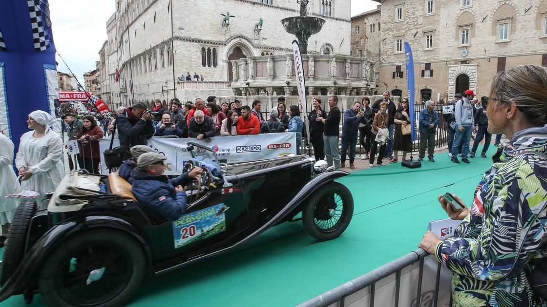 Tutto il fascino retrò della Coppa della Perugina. Attesa per la parata delle auto d’epoca in centro
