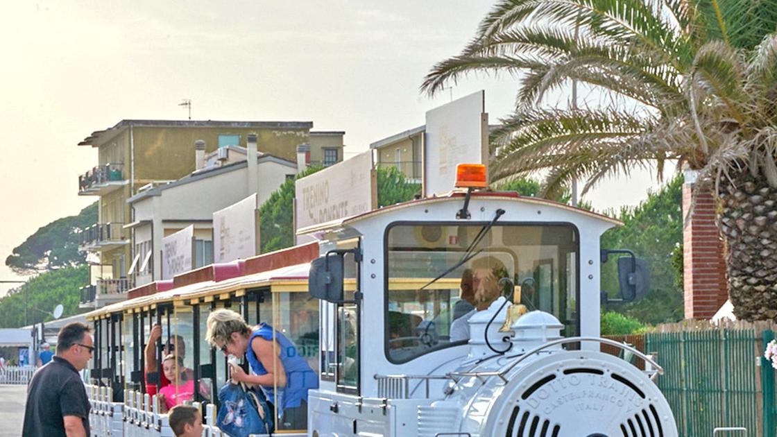 trenino summer e8217 scontro in comune