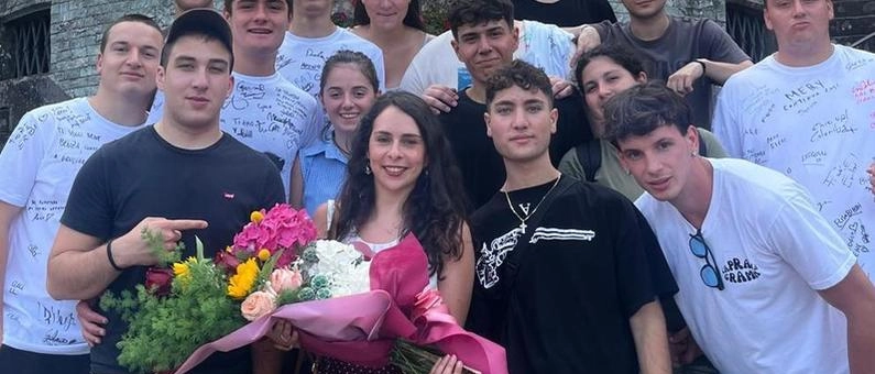L’ultima campanella. Gavettoni e sorrisi. Arrivano le vacanze ma non per tutti...