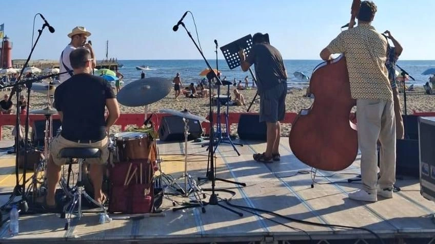 Le prove prima del concerto di Bobo Rondelli che è iniziato ieri. vicino alla spiaggia poco prima delle 20 (foto dal profilo facebook della manifestazione) Le prove prima del concerto di Bobo Rondelli che è iniziato ieri. vicino alla spiaggia poco prima delle 20 (foto dal profilo facebook della manifestazione)