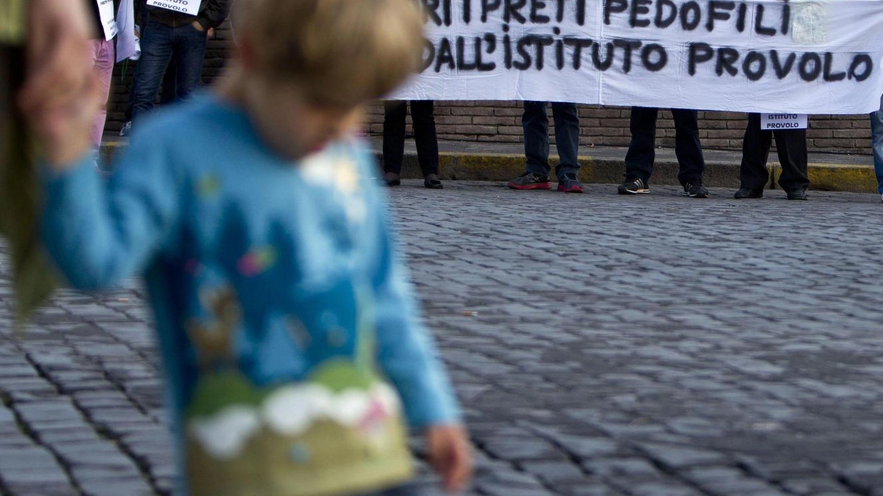 Una manifestazione contro gli abusi in chiesa (. foto Ansa Una manifestazione contro gli abusi in chiesa (. foto Ansa