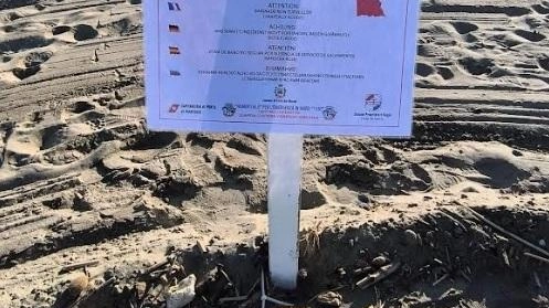 L’arenile comunale di Levante in condizioni pietose. Il sindaco valuta denunce .